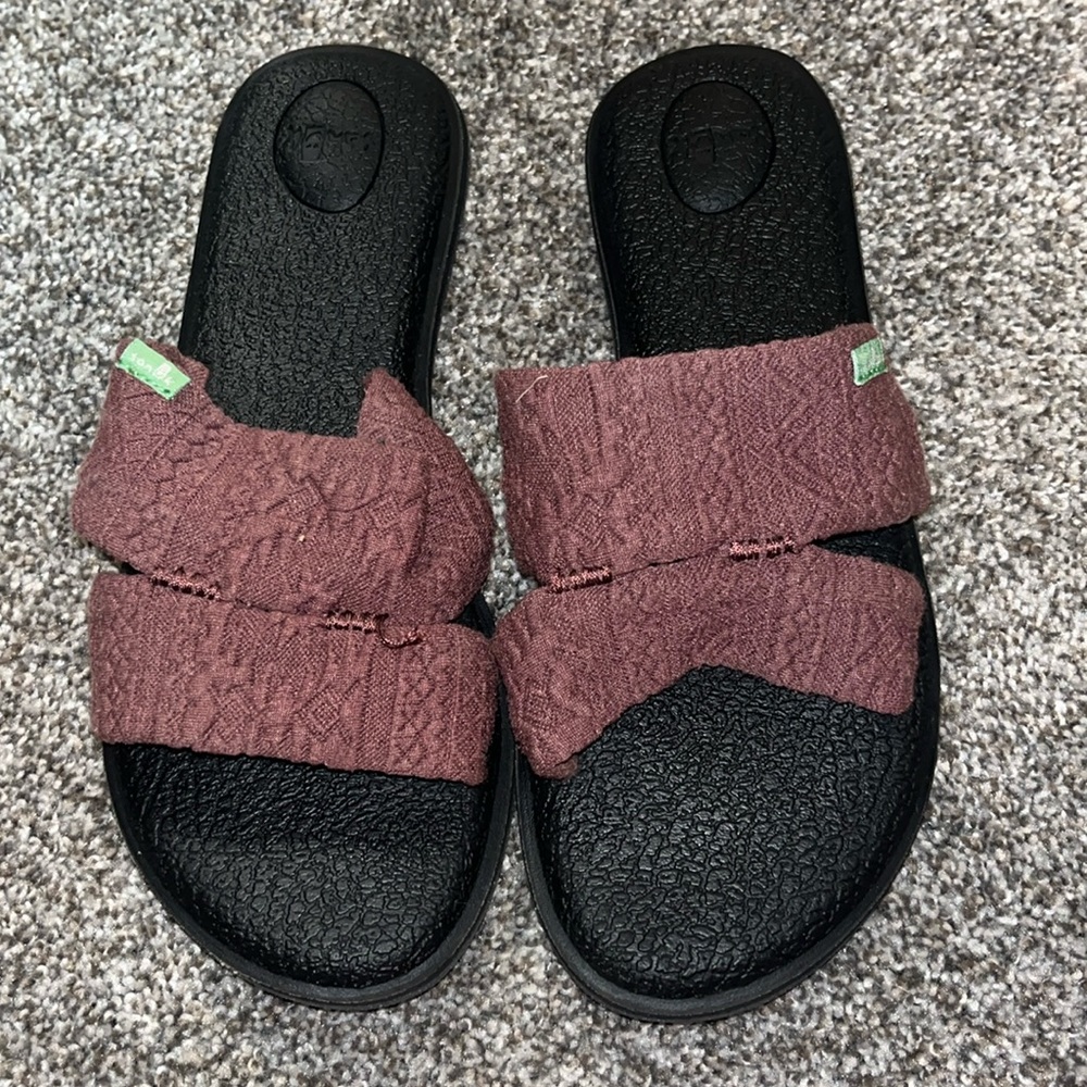 Sanuk sandals size 7